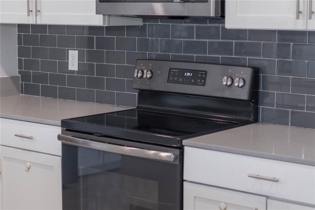 Под контрактом: $579,999 (5 спален, 3 ванн, 2638 Квадратных фут)