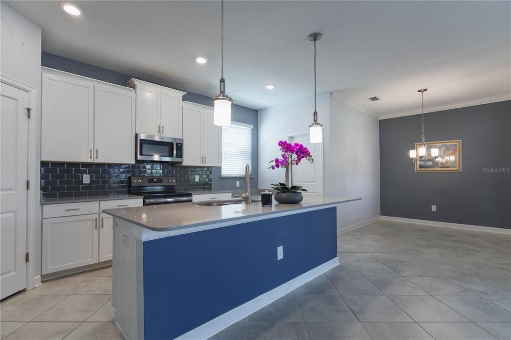 Под контрактом: $579,999 (5 спален, 3 ванн, 2638 Квадратных фут)