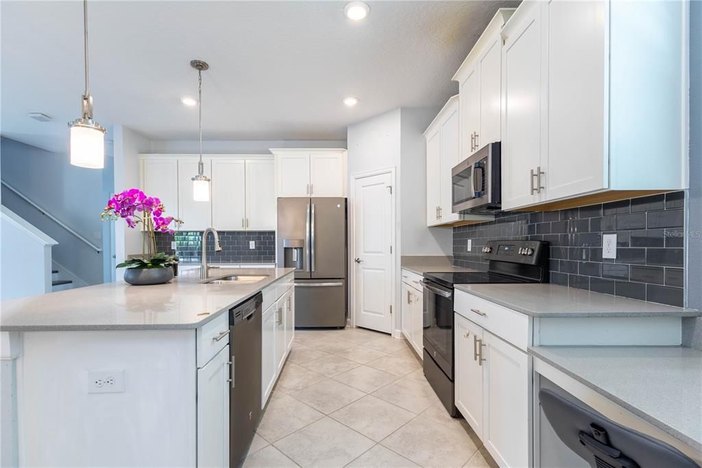 Под контрактом: $579,999 (5 спален, 3 ванн, 2638 Квадратных фут)