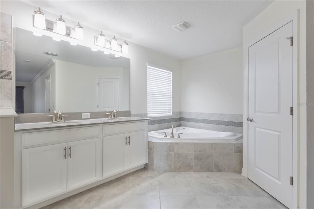 Под контрактом: $579,999 (5 спален, 3 ванн, 2638 Квадратных фут)