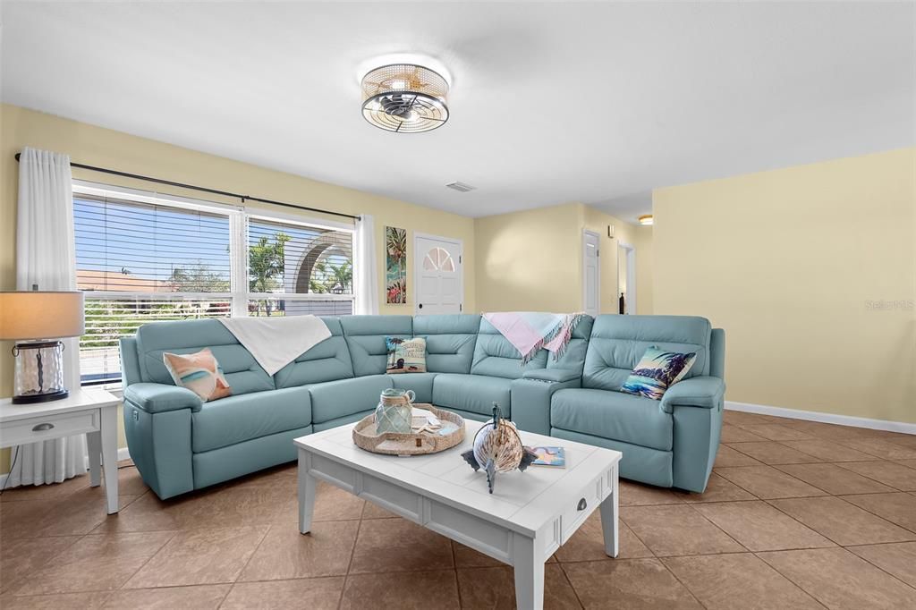 Active With Contract: $489,000 (3 beds, 2 baths, 1711 Square Feet)