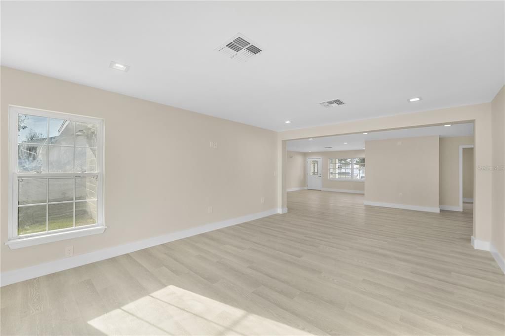 合同活跃: $715,000 (3 贝兹, 2 浴室, 2134 平方英尺)