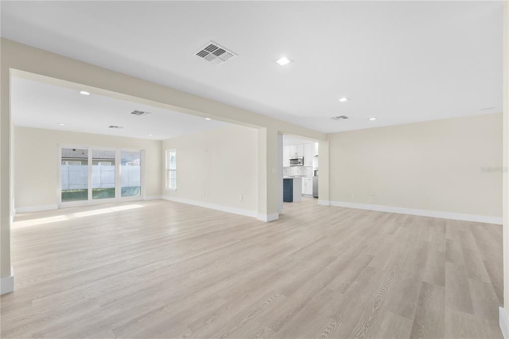 合同活跃: $715,000 (3 贝兹, 2 浴室, 2134 平方英尺)