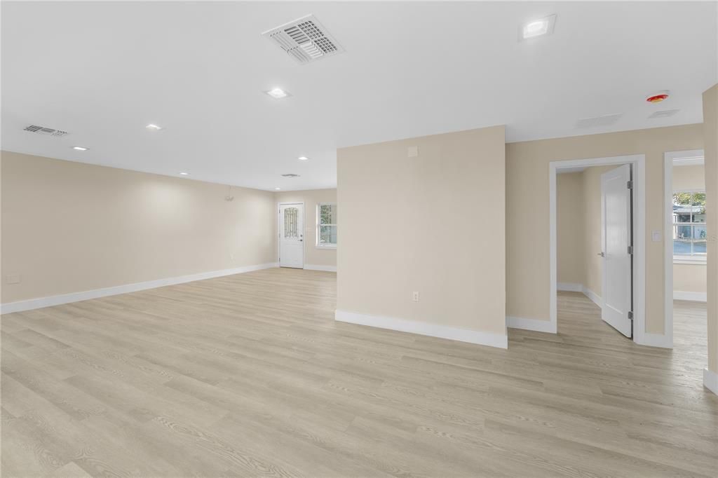 合同活跃: $715,000 (3 贝兹, 2 浴室, 2134 平方英尺)