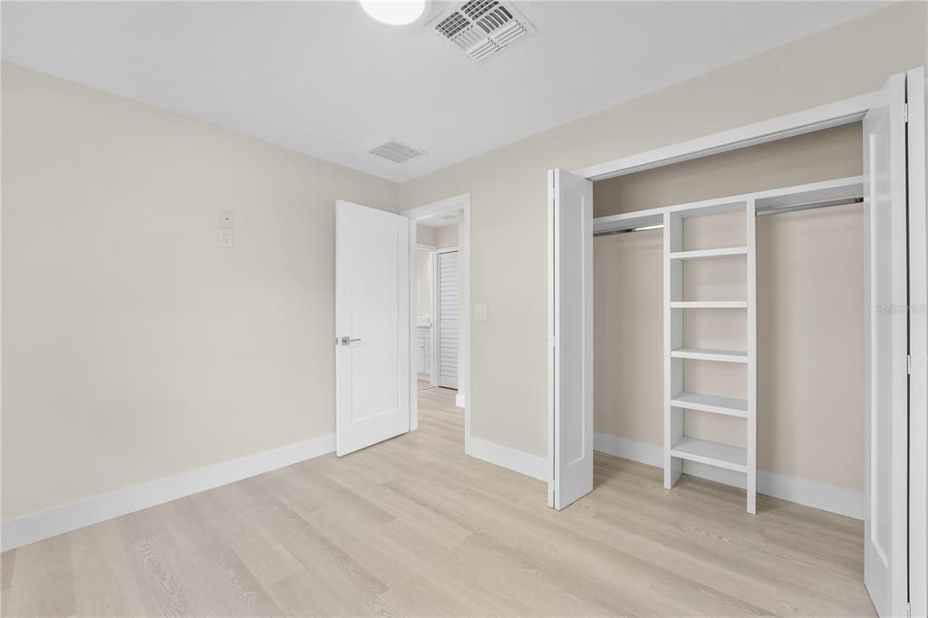 合同活跃: $715,000 (3 贝兹, 2 浴室, 2134 平方英尺)