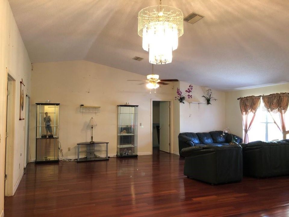 For Sale: $1,700,000 (3 beds, 2 baths, 2101 Square Feet)