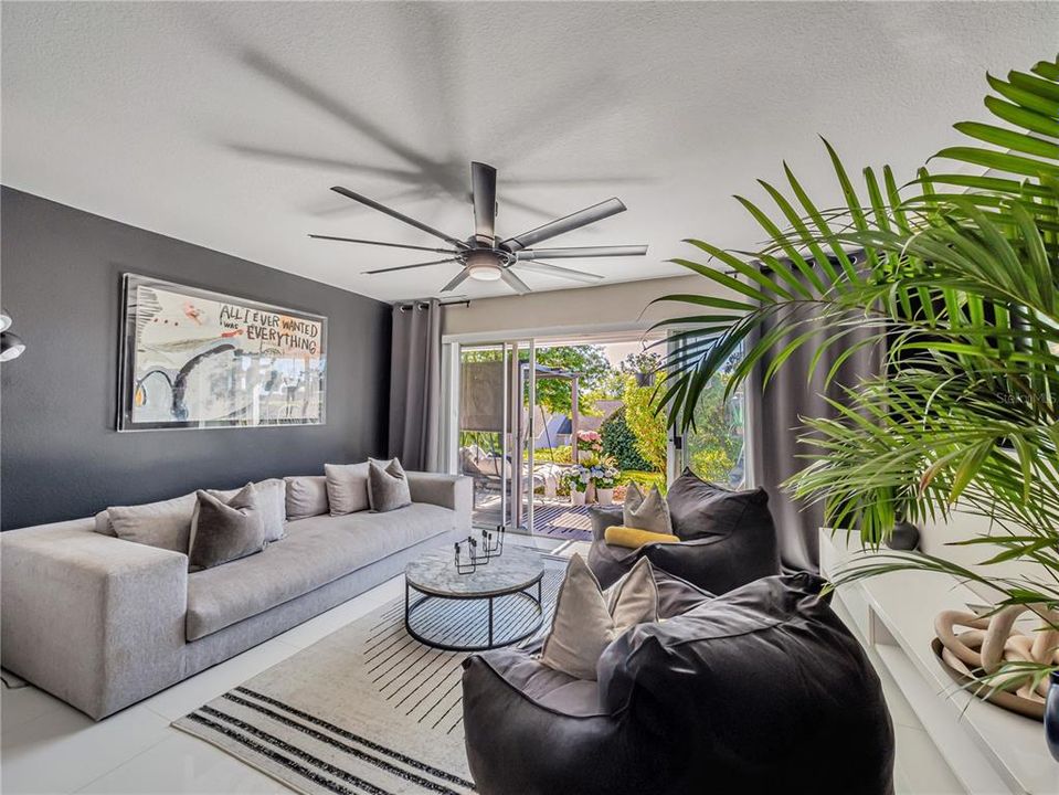 На продажу: $240,000 (2 спален, 2 ванн, 1073 Квадратных фут)