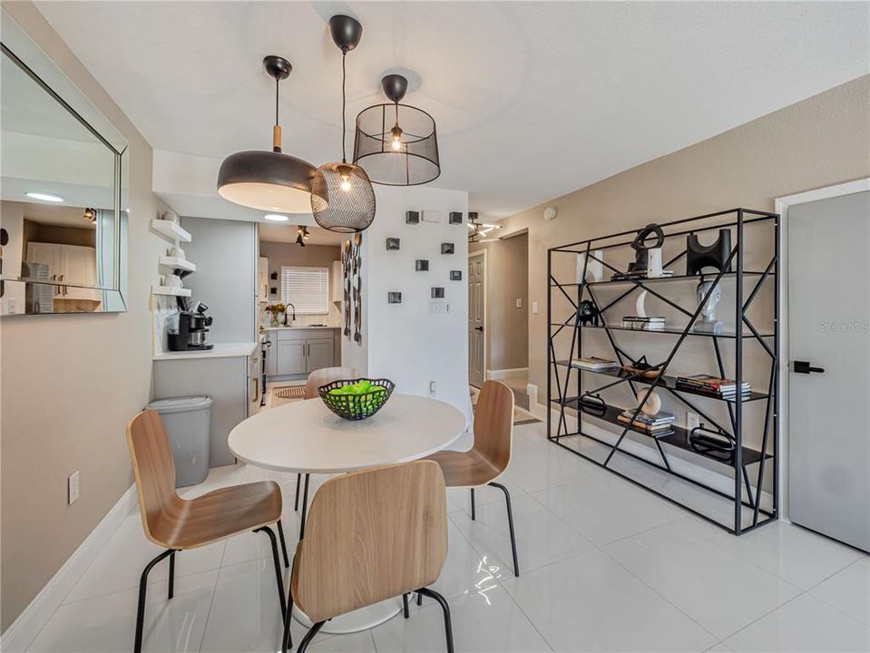 На продажу: $240,000 (2 спален, 2 ванн, 1073 Квадратных фут)