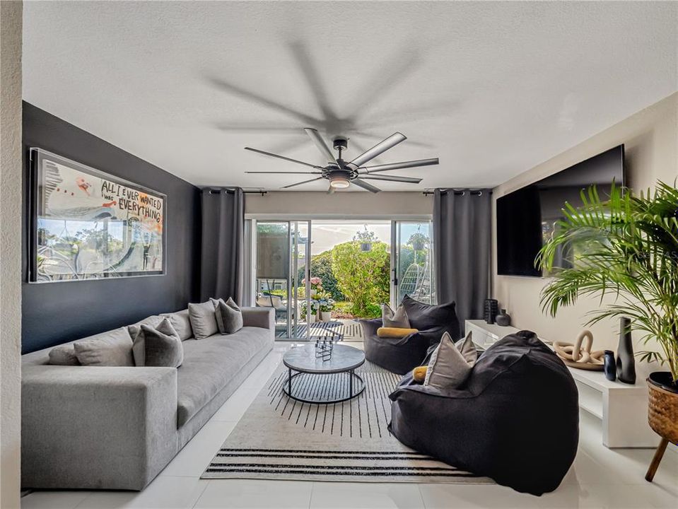 На продажу: $240,000 (2 спален, 2 ванн, 1073 Квадратных фут)