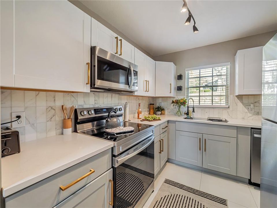 На продажу: $240,000 (2 спален, 2 ванн, 1073 Квадратных фут)