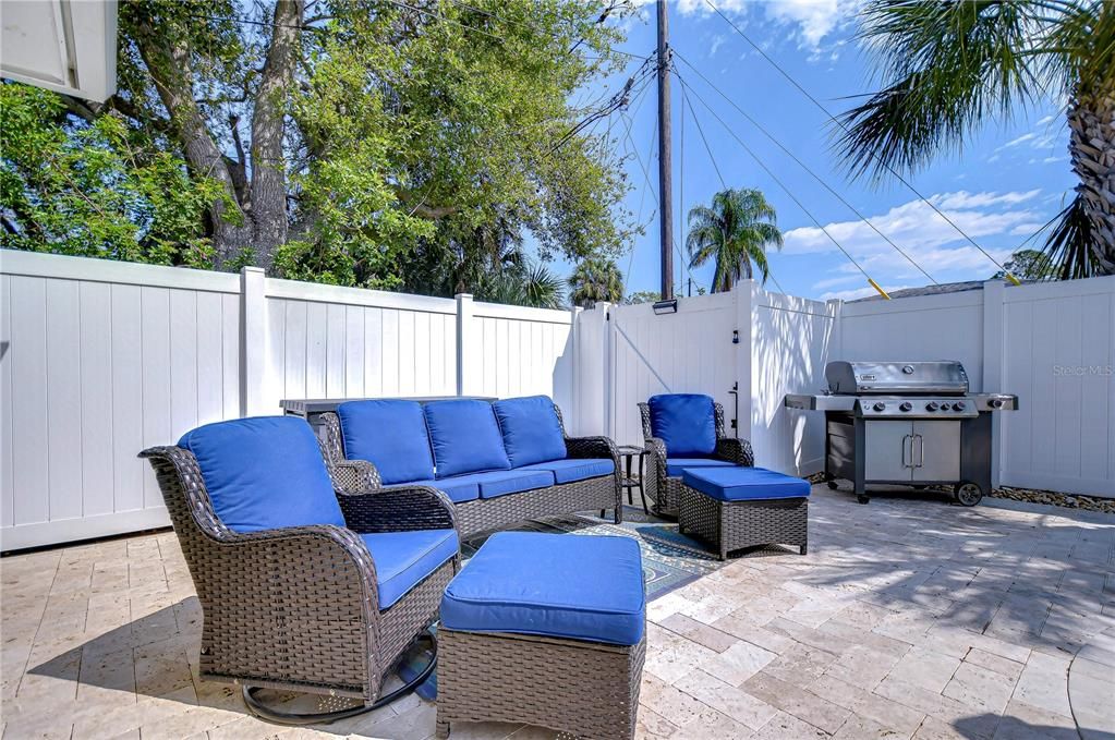 Active With Contract: $3,000 (2 beds, 1 baths, 864 Square Feet)