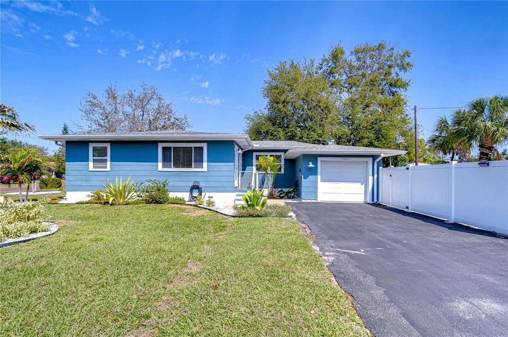 Active With Contract: $3,000 (2 beds, 1 baths, 864 Square Feet)