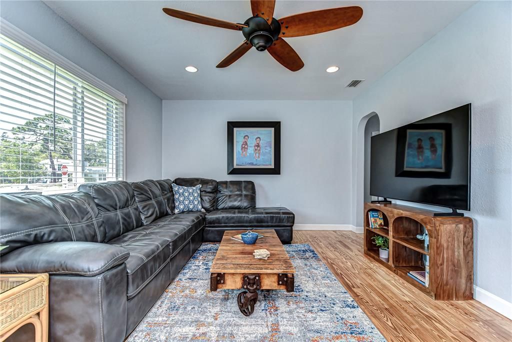 Active With Contract: $3,000 (2 beds, 1 baths, 864 Square Feet)