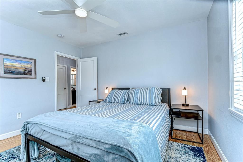 Active With Contract: $3,000 (2 beds, 1 baths, 864 Square Feet)
