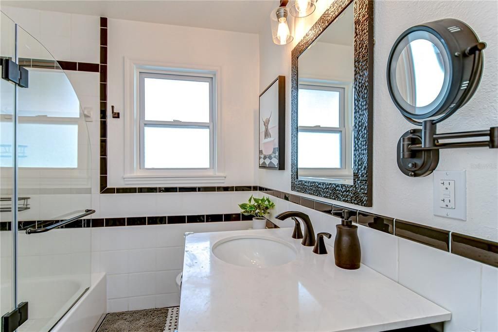 Active With Contract: $3,000 (2 beds, 1 baths, 864 Square Feet)