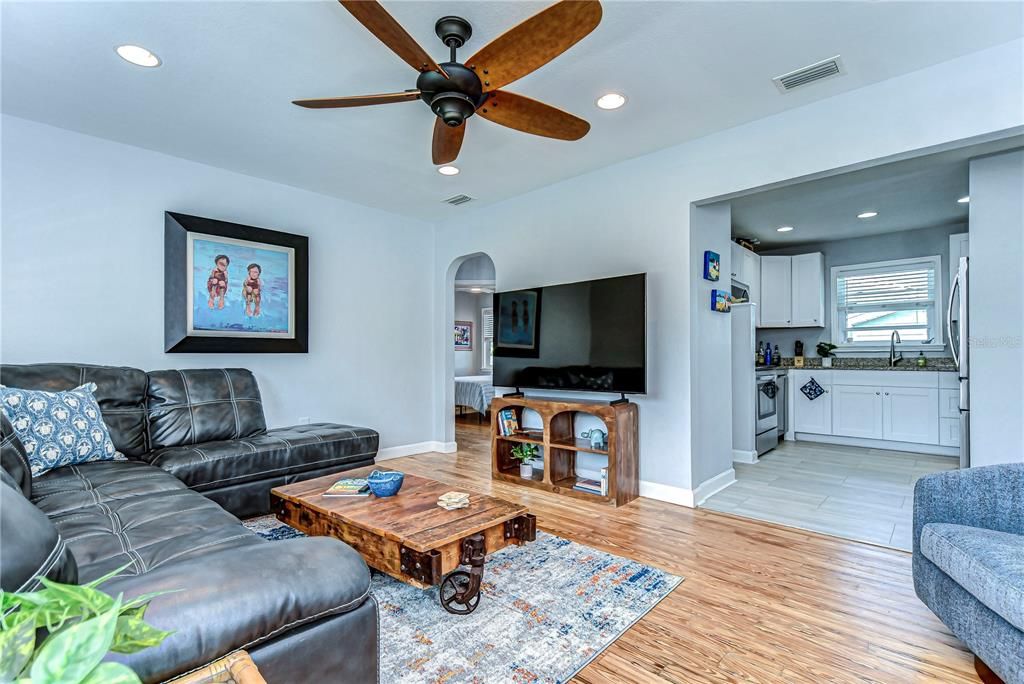 Active With Contract: $3,000 (2 beds, 1 baths, 864 Square Feet)