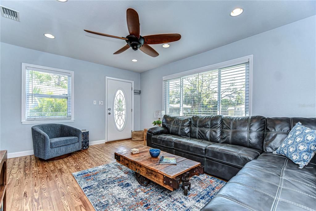 Active With Contract: $3,000 (2 beds, 1 baths, 864 Square Feet)