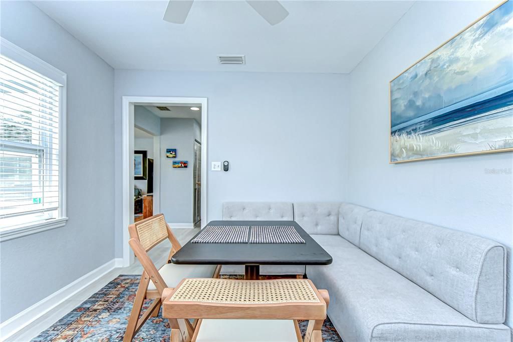 Active With Contract: $3,000 (2 beds, 1 baths, 864 Square Feet)