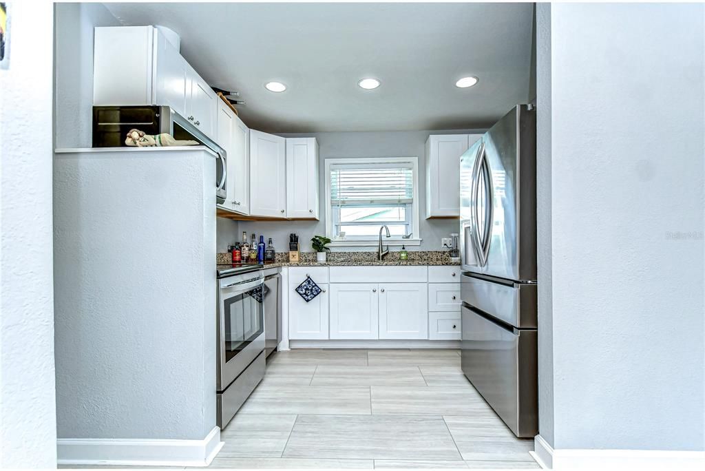 Active With Contract: $3,000 (2 beds, 1 baths, 864 Square Feet)