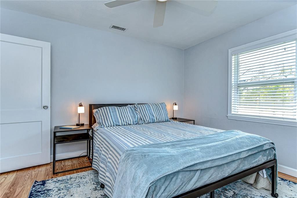 Active With Contract: $3,000 (2 beds, 1 baths, 864 Square Feet)