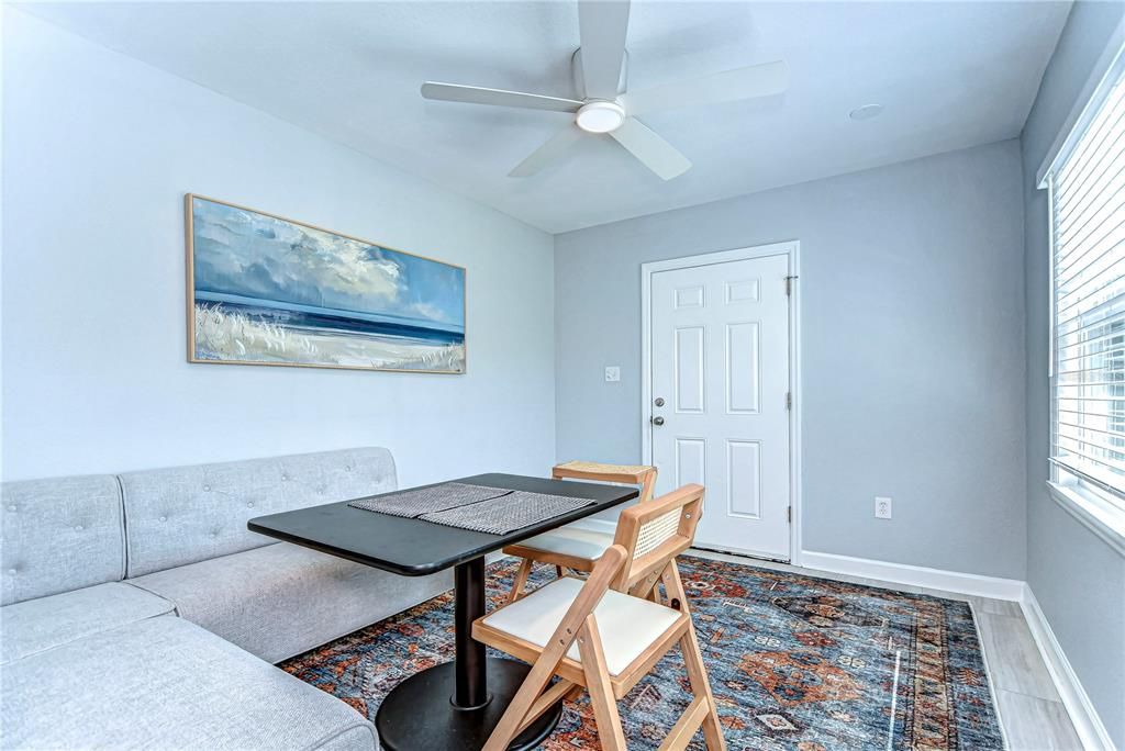 Active With Contract: $3,000 (2 beds, 1 baths, 864 Square Feet)