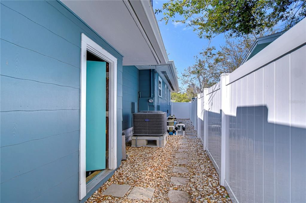 Active With Contract: $3,000 (2 beds, 1 baths, 864 Square Feet)