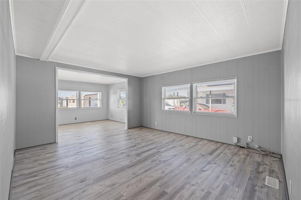 For Sale: $152,900 (2 beds, 2 baths, 1152 Square Feet)