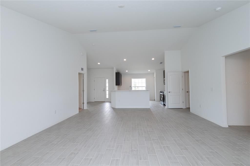 Active With Contract: $277,020 (3 beds, 2 baths, 1266 Square Feet)