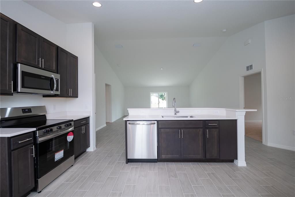 Active With Contract: $277,020 (3 beds, 2 baths, 1266 Square Feet)