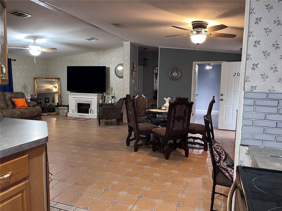 待售: $200,000 (3 贝兹, 2 浴室, 1404 平方英尺)