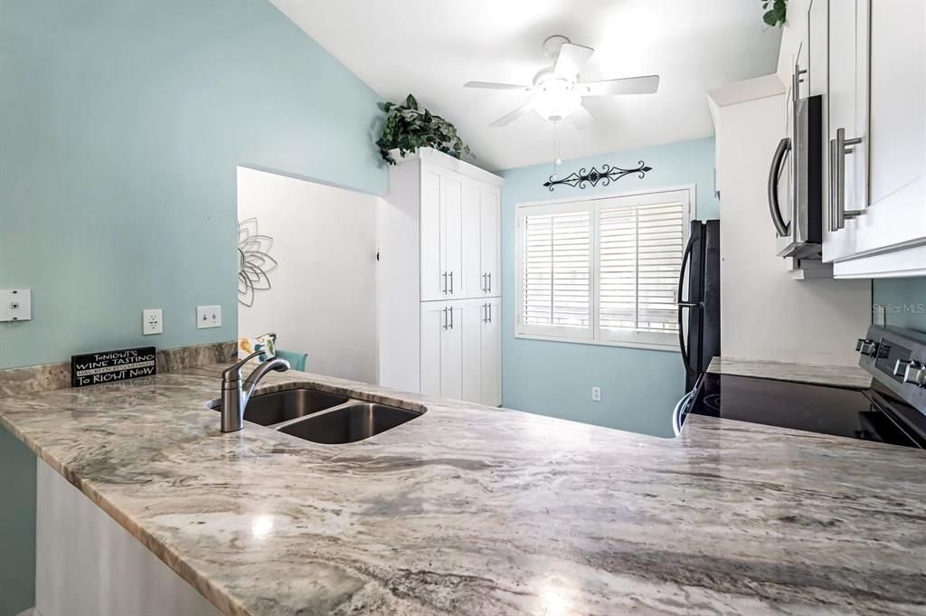 На продажу: $235,000 (2 спален, 2 ванн, 1105 Квадратных фут)