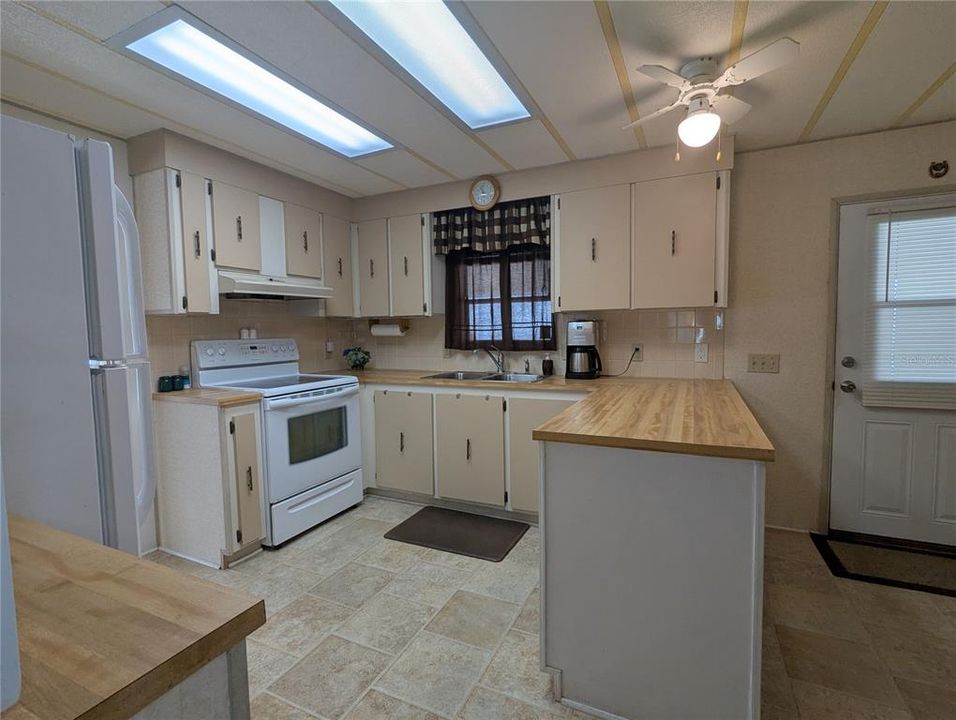 На продажу: $118,000 (2 спален, 2 ванн, 1104 Квадратных фут)