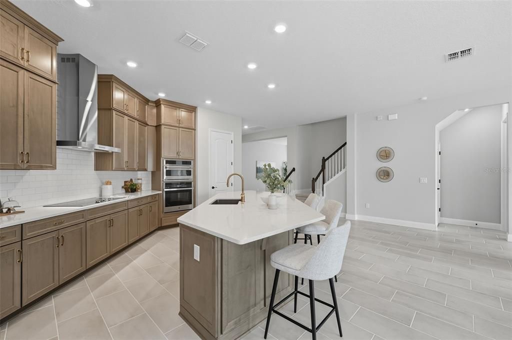 Activo con contrato: $669,990 (4 camas, 4 baños, 2989 Pies cuadrados)