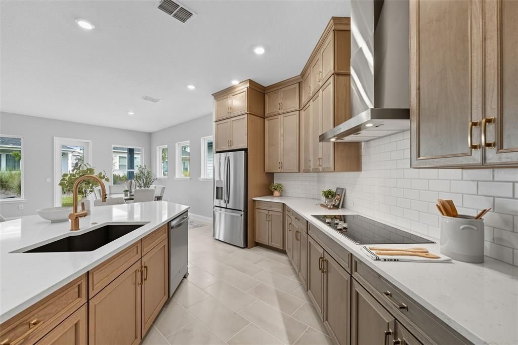 Activo con contrato: $669,990 (4 camas, 4 baños, 2989 Pies cuadrados)