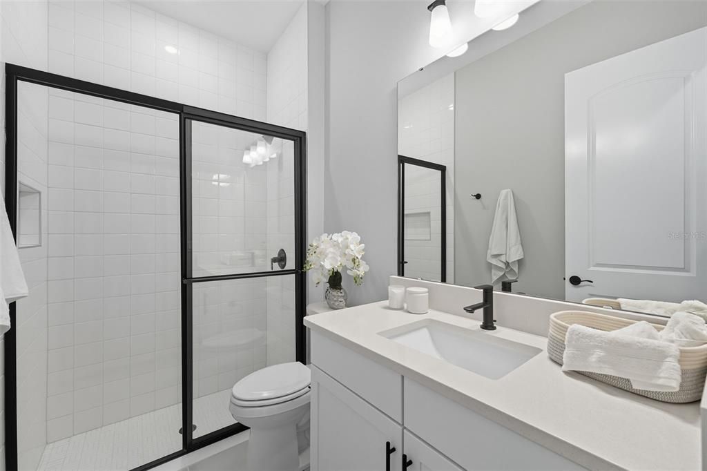 Activo con contrato: $669,990 (4 camas, 4 baños, 2989 Pies cuadrados)