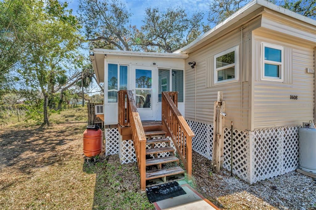 Recently Sold: $128,999 (2 beds, 1 baths, 864 Square Feet)