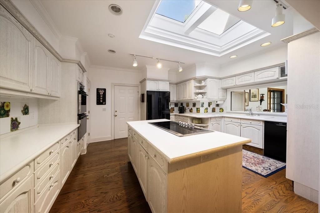 For Sale: $2,700,000 (6 beds, 6 baths, 6246 Square Feet)