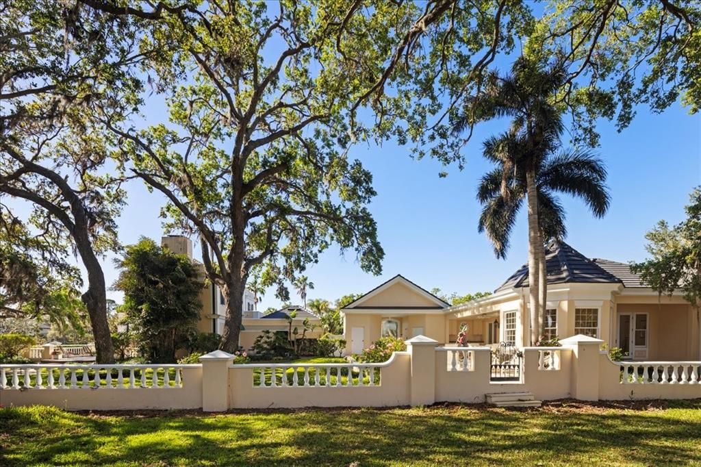 For Sale: $2,700,000 (6 beds, 6 baths, 6246 Square Feet)