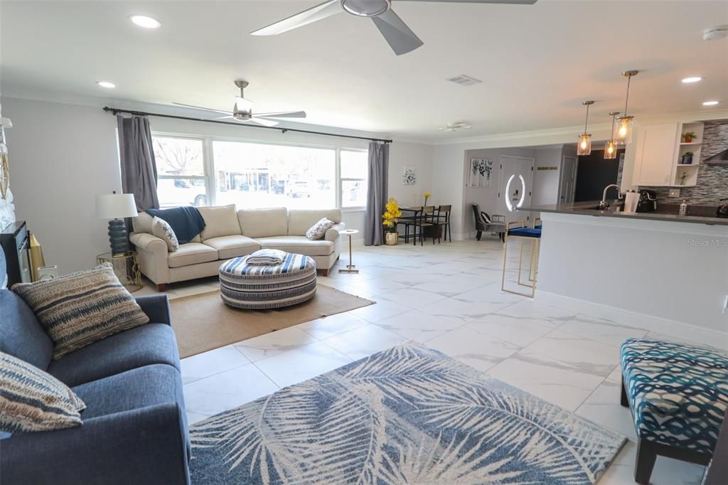 En Venta: $1,249,000 (4 camas, 3 baños, 2372 Pies cuadrados)