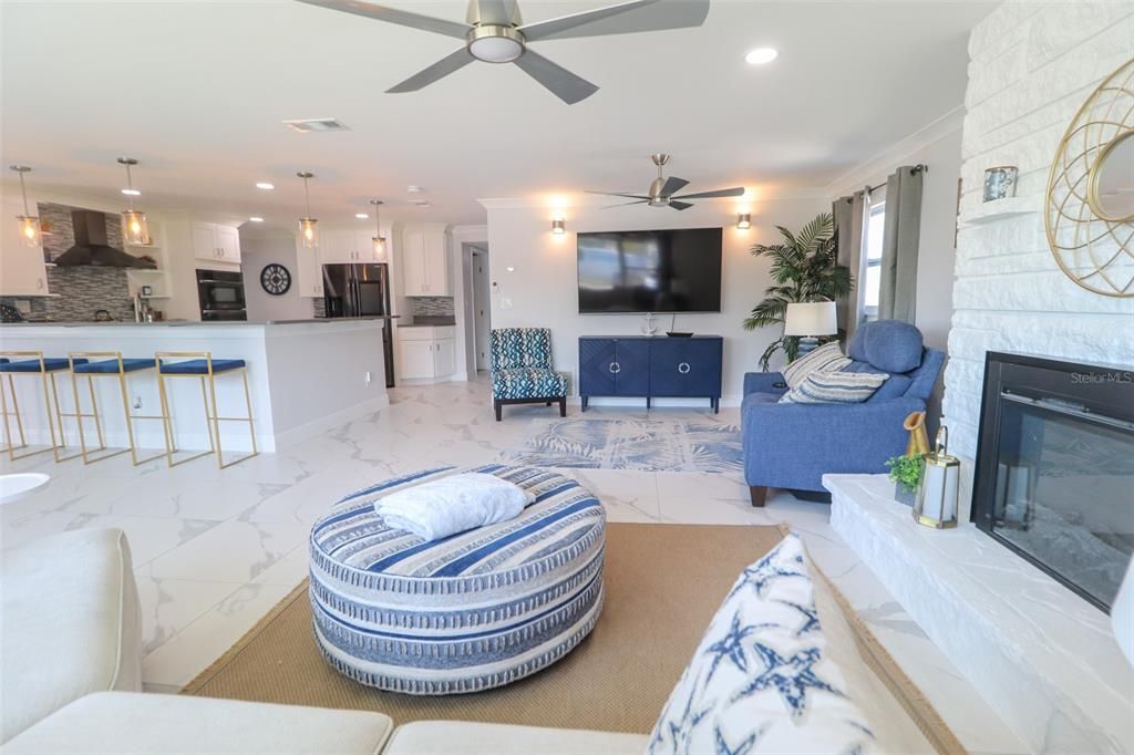 En Venta: $1,249,000 (4 camas, 3 baños, 2372 Pies cuadrados)