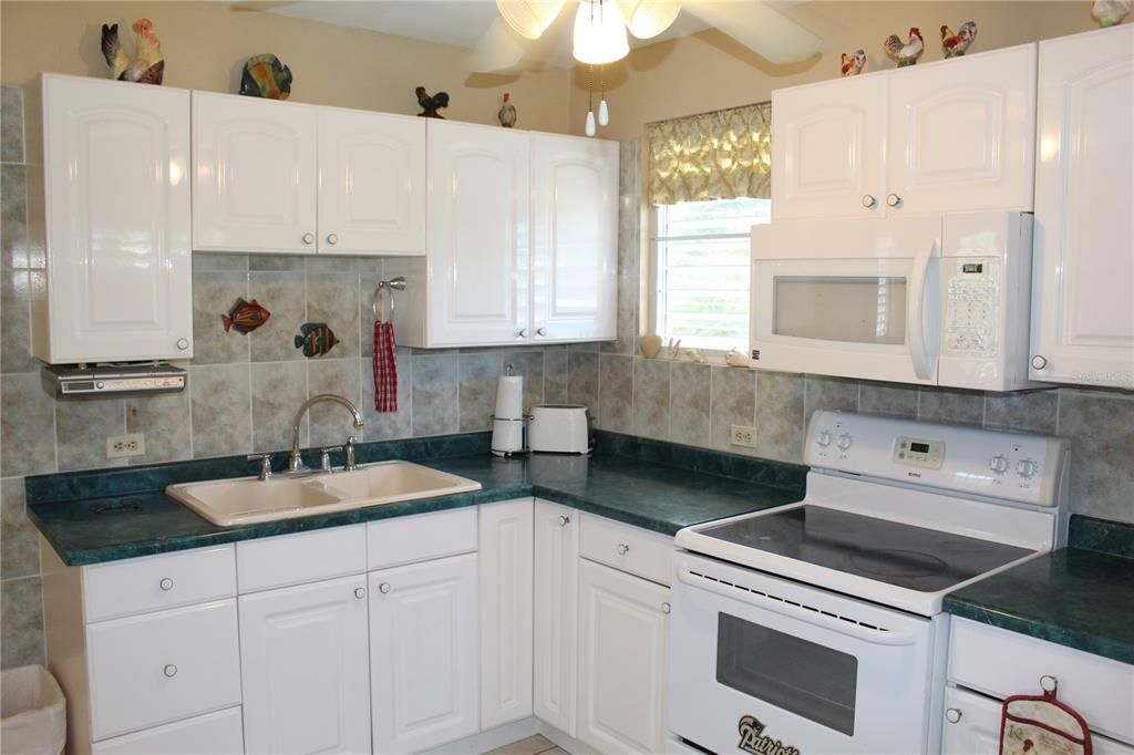 For Sale: $369,000 (3 beds, 2 baths, 1100 Square Feet)