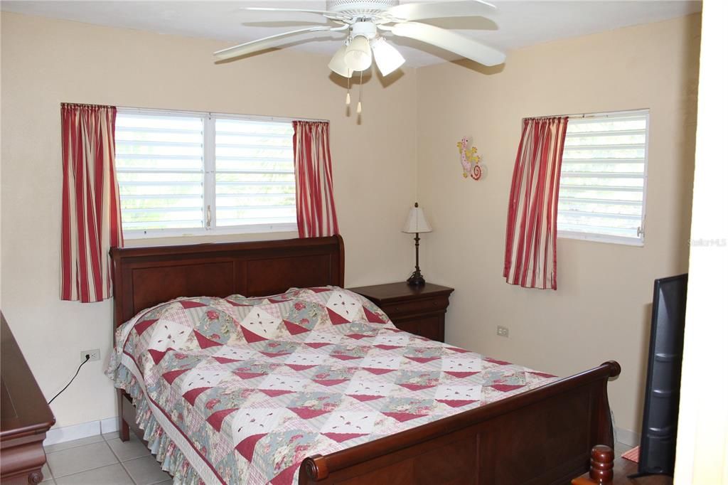 For Sale: $369,000 (3 beds, 2 baths, 1100 Square Feet)