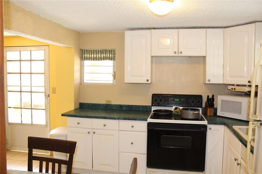 For Sale: $369,000 (3 beds, 2 baths, 1100 Square Feet)