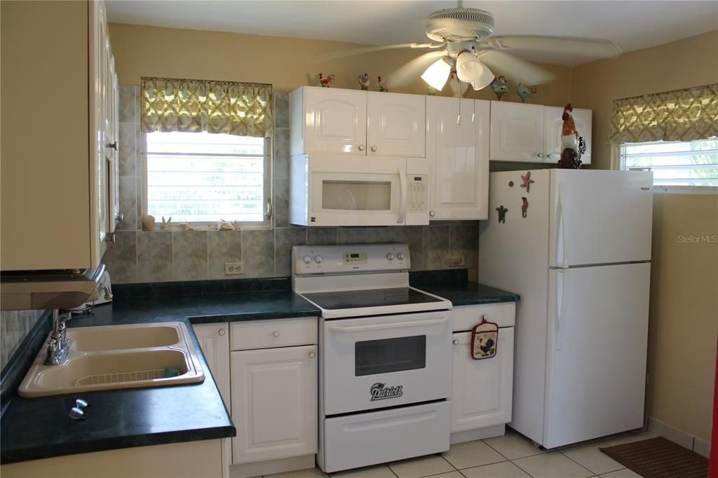 For Sale: $369,000 (3 beds, 2 baths, 1100 Square Feet)