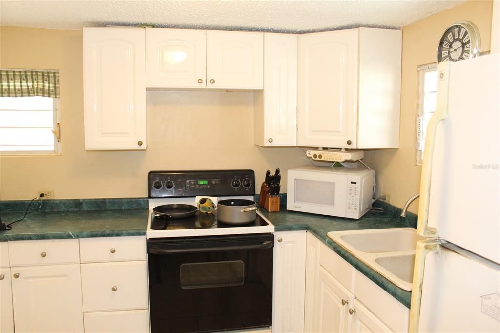 For Sale: $369,000 (3 beds, 2 baths, 1100 Square Feet)