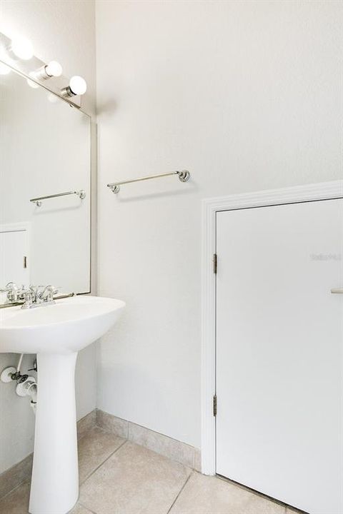 На продажу: $250,000 (4 спален, 2 ванн, 1632 Квадратных фут)