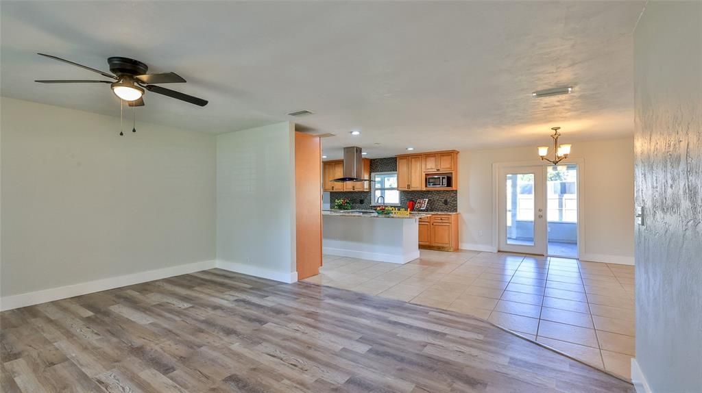 Под контрактом: $349,000 (3 спален, 2 ванн, 1762 Квадратных фут)