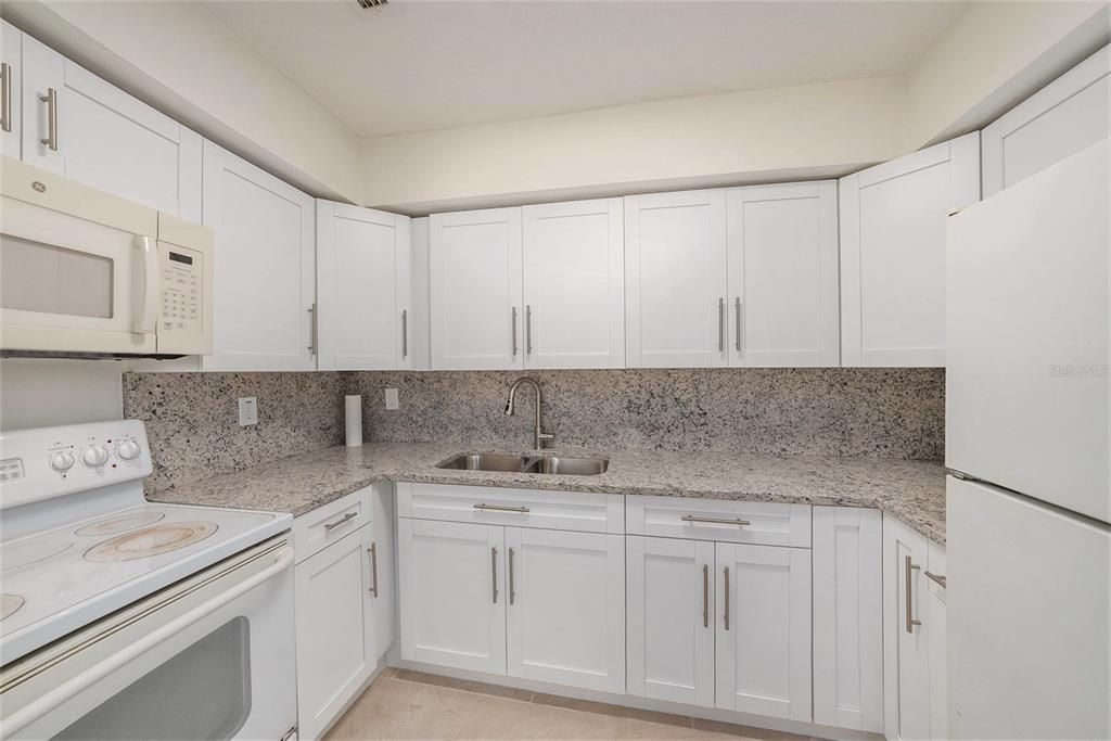 На продажу: $120,000 (2 спален, 2 ванн, 940 Квадратных фут)