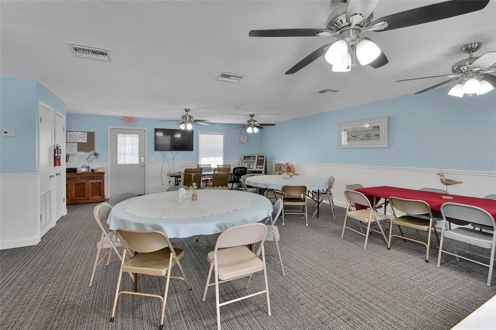 На продажу: $254,900 (2 спален, 1 ванн, 930 Квадратных фут)