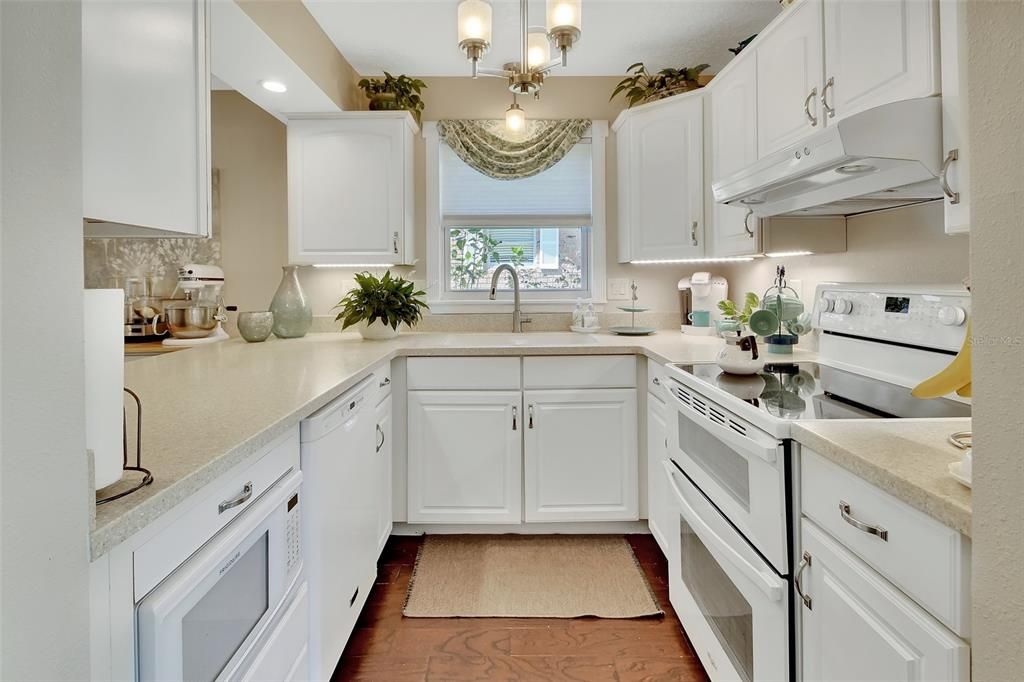 На продажу: $254,900 (2 спален, 1 ванн, 930 Квадратных фут)